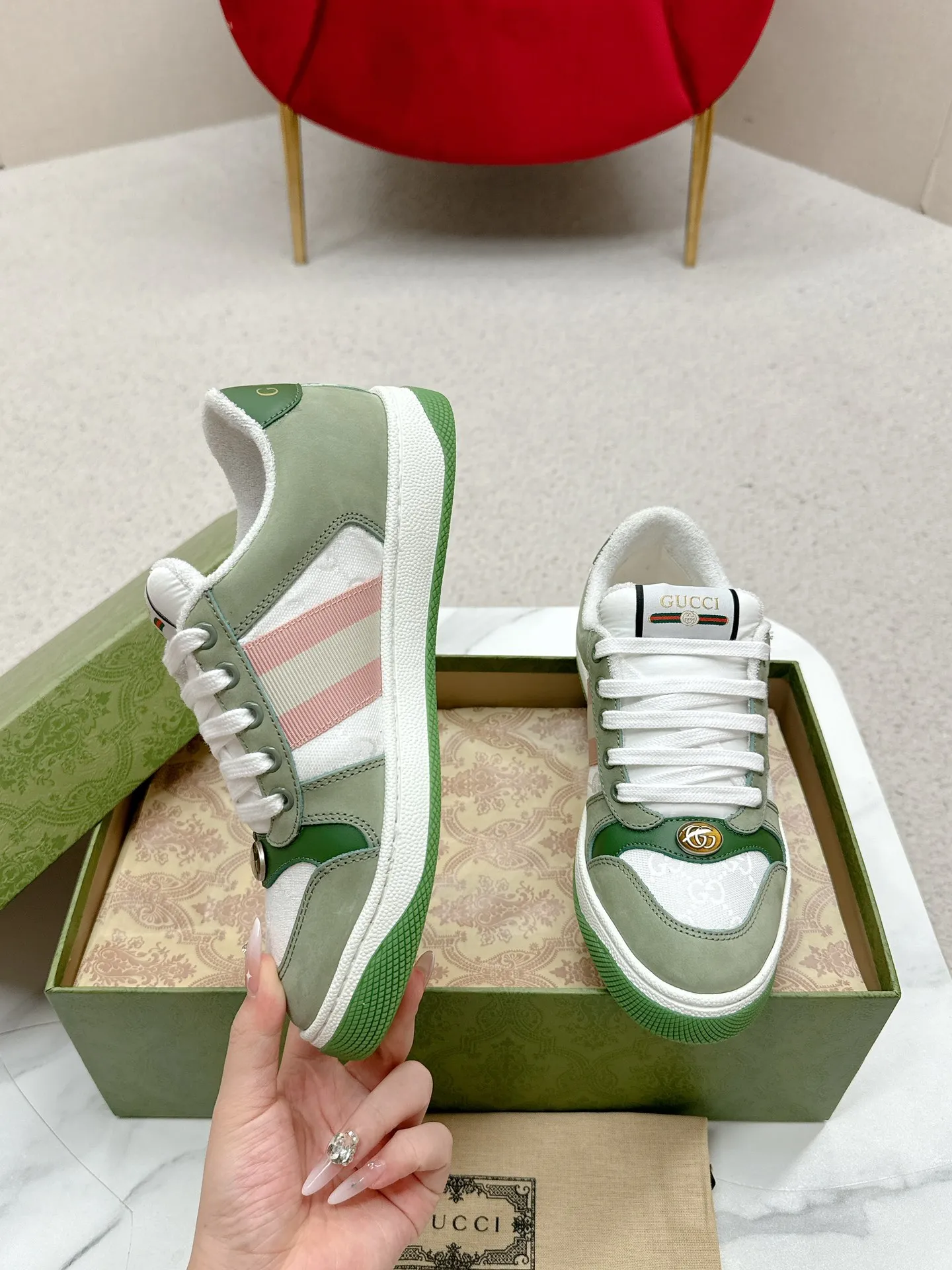 👟👟Ex-factory price 560👟👟 Men’s size +10 Gucci——purchased version GG series distressed dirty shoes-hot style is coming! 9 times out of 10 sales, you will definitely get the money. Ready stock! Spot goods! Spot goods! New colors added - the ultimate version on the market! Purchase the original version and develop it... fabric, material, outsole, and details can be compared at will! Open-mold Swarovski one-to-one replica rhinestone chain...Metal cherry pendant...Metal double G crystal cylindrical mark...Gucci original customized narrow webbing...Super flash series - flash diamond chain. The cherry decoration is detachable and can be changed into two to match with each other to show your personality. Exclusive color-brushed cowhide fabric. Hand-made distressed is very textured and has a sense of luxury! The details of the workmanship can be seen in the drawings, and no line is missed. The original terry cloth is delicate, soft and more comfortable and breathable. The privately stamped two-color original TPU outsole (lower layer is wider, upper layer is narrower). Matching packaging⭐️ Size: Female 35-40 Male 39-44 (Female 41 Male 45 customized)